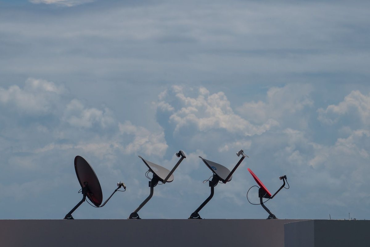 Parabola satellitare su un tetto a Reggio Emilia dopo il vento del 15 luglio