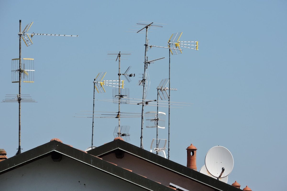 Parabola satellitare su un tetto a Reggio Emilia dopo il vento del 15 luglio